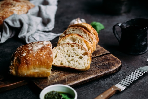 Huisgemaakt ciabatta-brood sneetjes brood op een houten plank brood