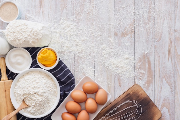 Huisgemaakt deeg recept eieren meel melk suiker op witte houten tafel uitzicht van boven