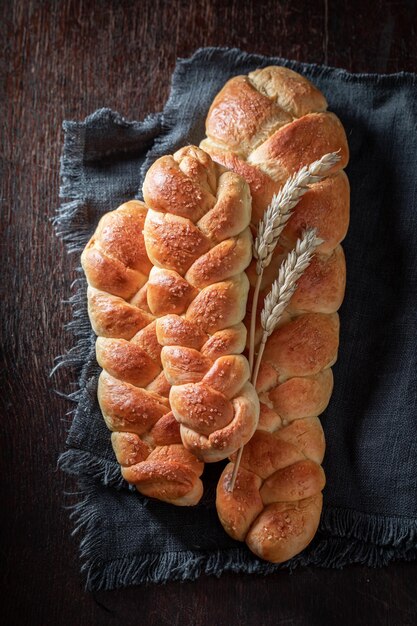 Huisgemaakt en gezond brood gebakken in de bakkerij