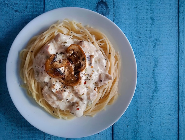 Huisgemaakt eten Spaghetti met roomsaus en champignons