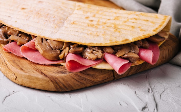 Foto huisgemaakt flatbread met ham en champignons