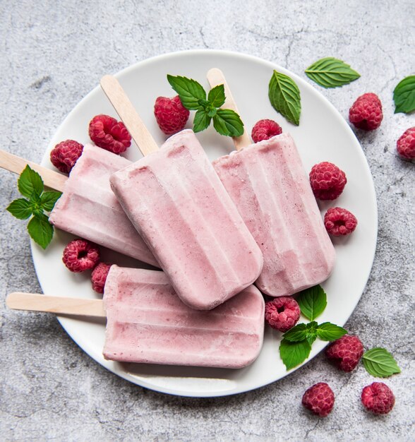 Huisgemaakt frambozenroomijs en verse frambozen. Zomer eten.