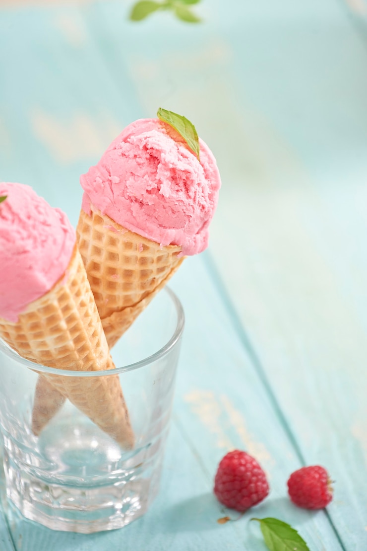 Foto huisgemaakt frambozenroomijs in wafelkegels. zomertijd