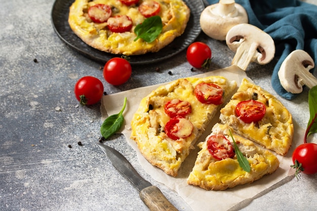 Huisgemaakt gebak met volkoren meel Galette met kippenkaas en champignons Copy space