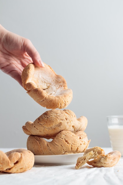 Huisgemaakt gebak ontbijt met melk