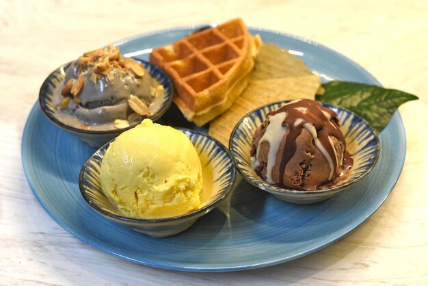 Huisgemaakt ijs met wafel op bord met chocoladesiroop