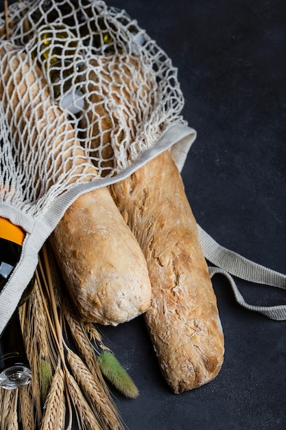 Foto huisgemaakt italiaans brood stokbrood roerato