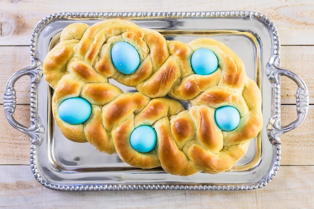 Foto huisgemaakt italiaans paasbrood met biologische blauwe eieren.