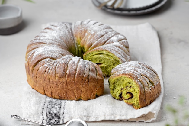 Huisgemaakt Matcha brood met chocoladepasta vulling