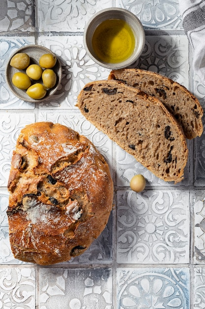 Huisgemaakt mediterraan volkorenbrood met olijven en oregano