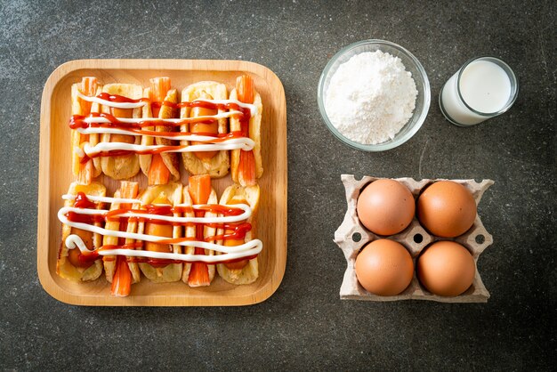 huisgemaakt plat pannenkoekenbroodje met worst en krabstick