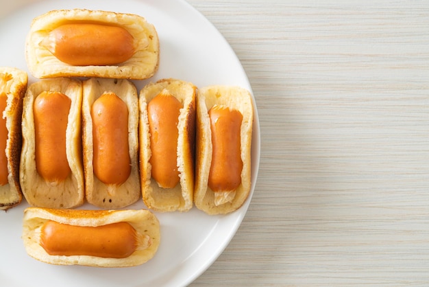 huisgemaakt plat pannenkoekenbroodje met worst