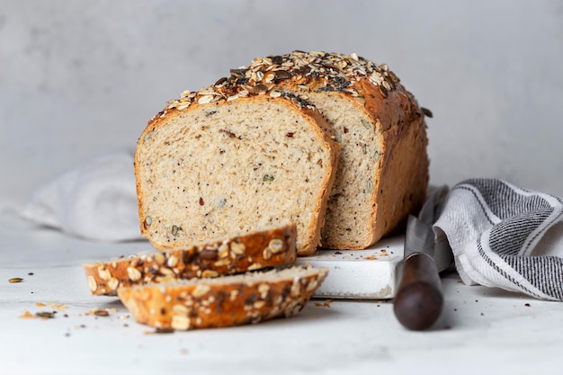 Huisgemaakt vers volkorenbrood met zaden