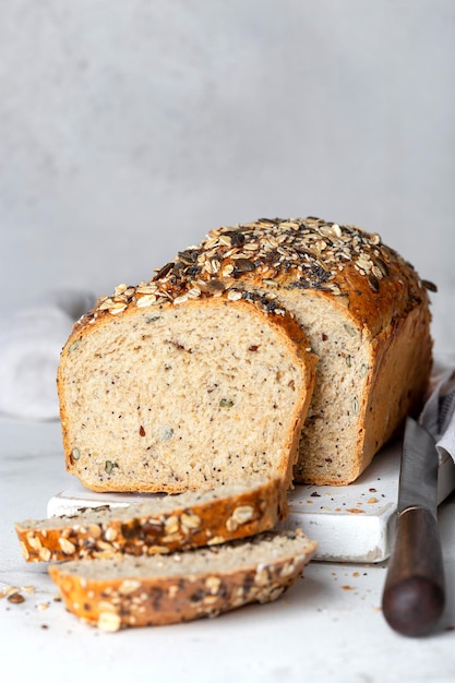 Huisgemaakt vers volkorenbrood met zaden