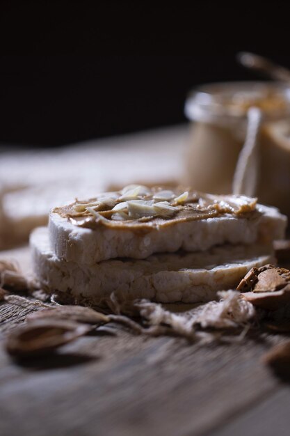 Huisgemaakte amandelboter op een sneetje rijstknäckebröd. Detailopname