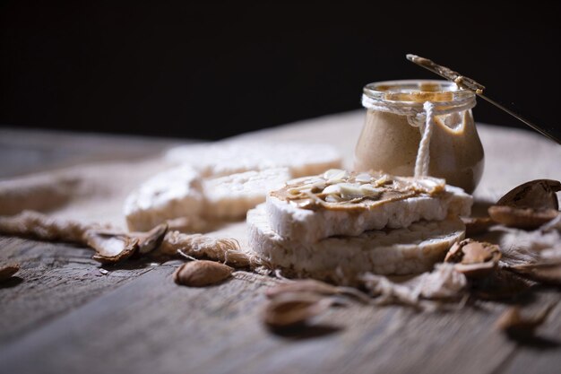 Huisgemaakte amandelboter op een sneetje rijstknäckebröd. Detailopname