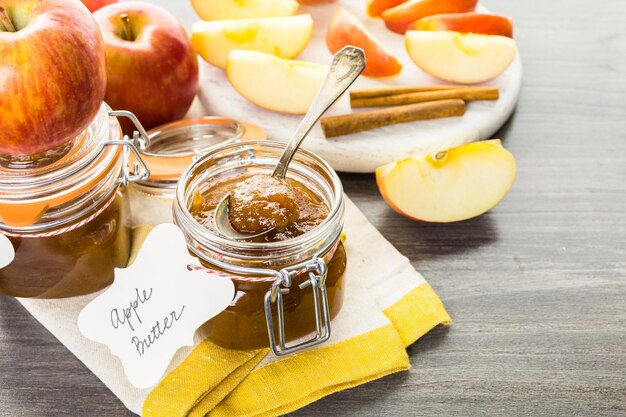 Huisgemaakte appelboter bereid van biologische appels.