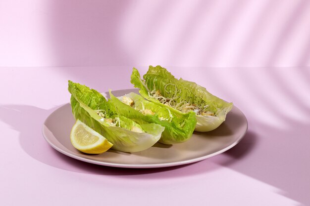 Huisgemaakte Caesarsalade met kip, sla, citroen, toast, cesarsaus, kaas en knoflook