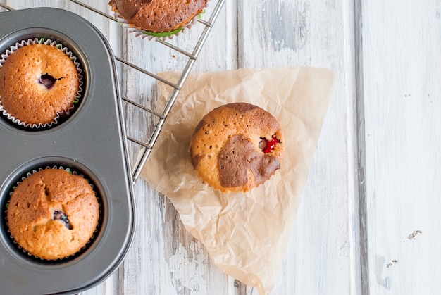 Huisgemaakte chocolade en vanille muffins