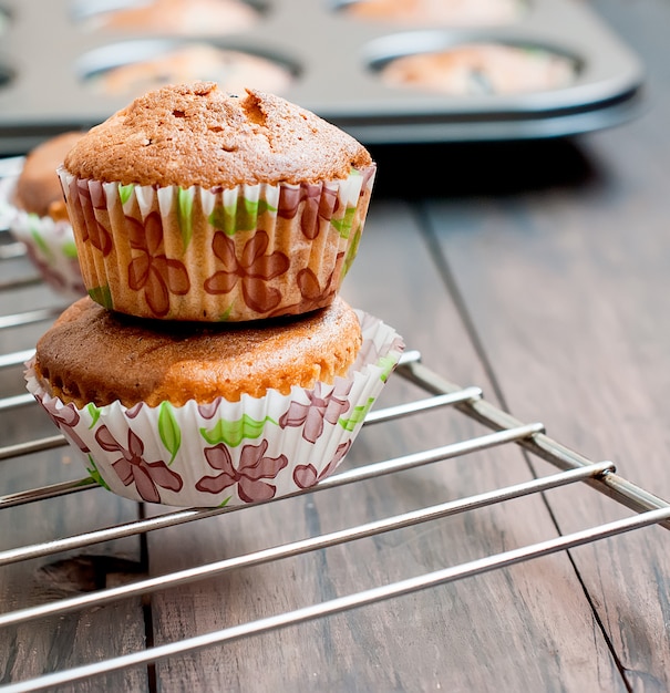 Huisgemaakte chocolade en vanille muffins