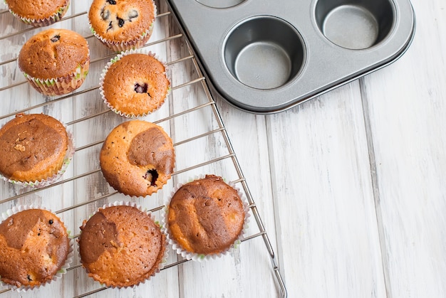 Huisgemaakte chocolade en vanille muffins