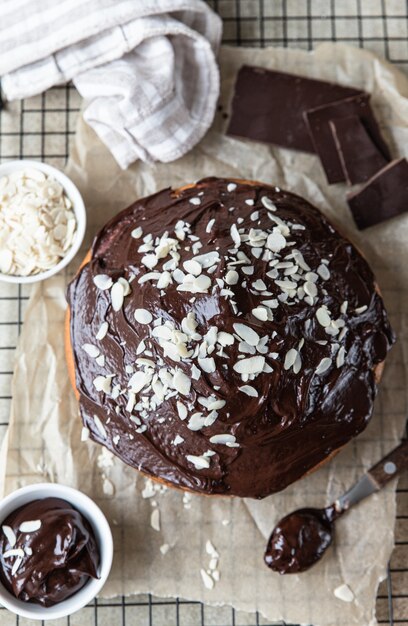 Huisgemaakte chocolade- en vanillecake gedecoreerd met chocoladeglazuur en noten