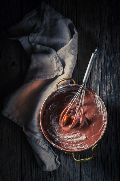 Huisgemaakte chocolade gemaakt van melkcacao en suiker