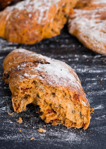 Huisgemaakte ciabatta met gedroogde tomaten