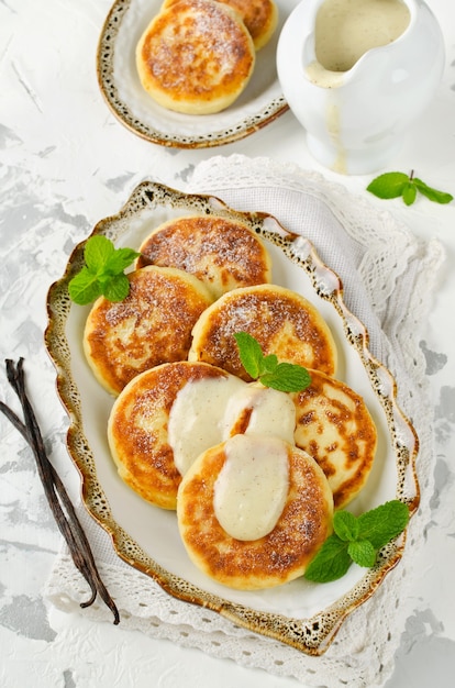 Huisgemaakte cottage cheese pannenkoeken met vanillesaus