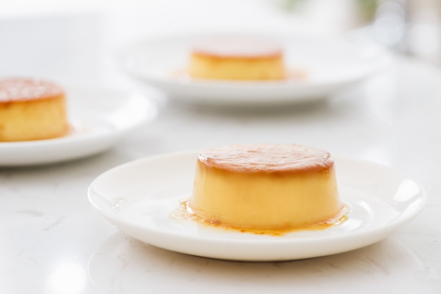 Huisgemaakte creme caramel met custard pudding