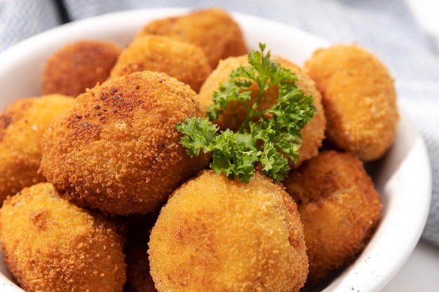 Huisgemaakte croquettes in een keramische kom Typisch Spaans aperitief