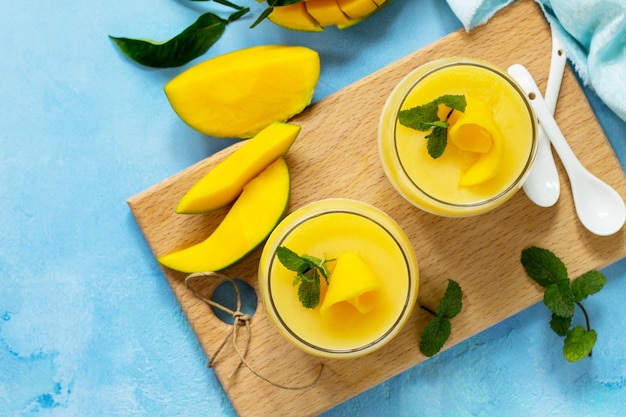 Huisgemaakte dessert panna cotta met mango gelei copy space