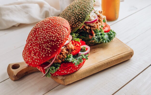 Huisgemaakte diverse kipburger met kleurrijke broodjes