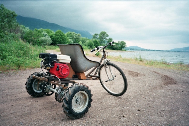 Foto huisgemaakte driewielige motorfiets