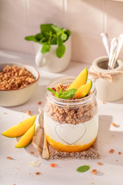 Huisgemaakte en heerlijke mangogranola gemaakt van verse ingrediënten