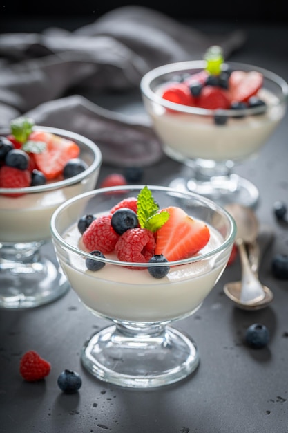 Huisgemaakte en smakelijke Panna Cotta met frambozen en bosbessen