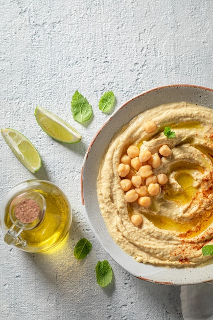 Foto huisgemaakte en vegan hummus gemaakt van gezonde ingrediënten