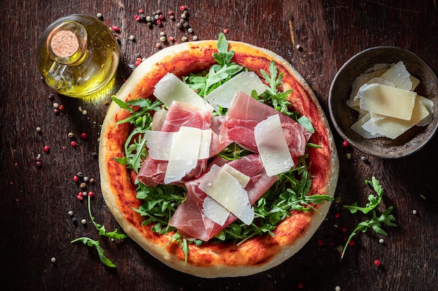 Huisgemaakte en warme pizza Parma met prosciutto parmezaan en rucola
