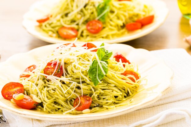 Huisgemaakte engelenhaarpasta met pestosaus en geroosterde kerstomaatjes.