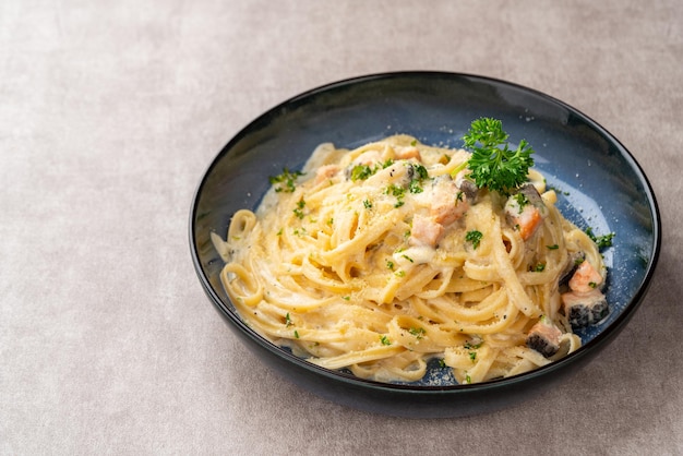 huisgemaakte fettuccine pasta met witte roomsaus