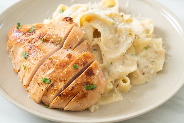 huisgemaakte fettucine pasta witte romige saus met gegrilde kip