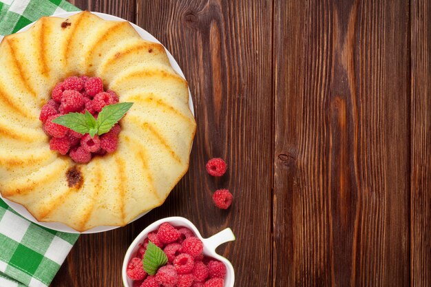 Huisgemaakte frambozencake en bessen