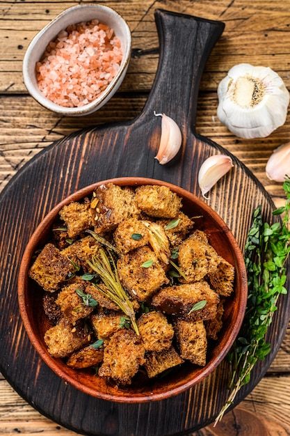 Huisgemaakte Franse gebakken croutons.