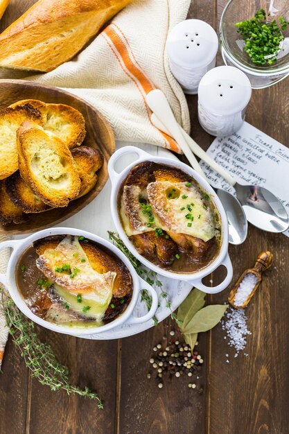 Huisgemaakte Franse uiensoep met geroosterd stokbrood.