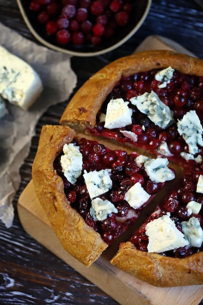 Huisgemaakte galette met veenbessen en blauwe kaas