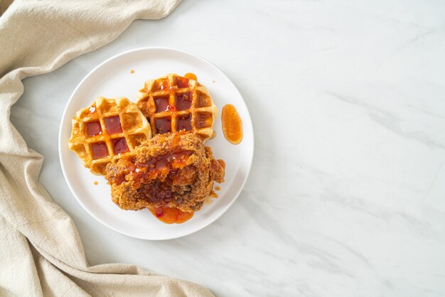 huisgemaakte gebakken kip met wafel en pikante saus