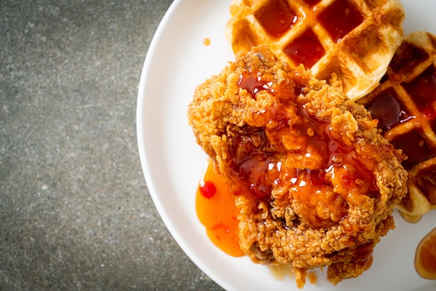 huisgemaakte gebakken kip met wafel en pikante saus