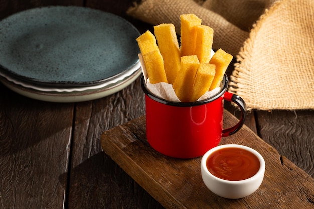 Huisgemaakte gefrituurde polenta op tafel