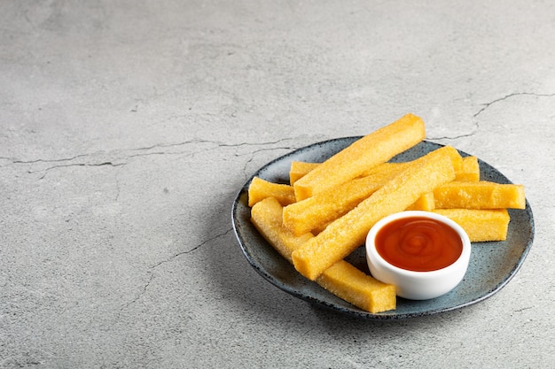 Huisgemaakte gefrituurde polenta op tafel