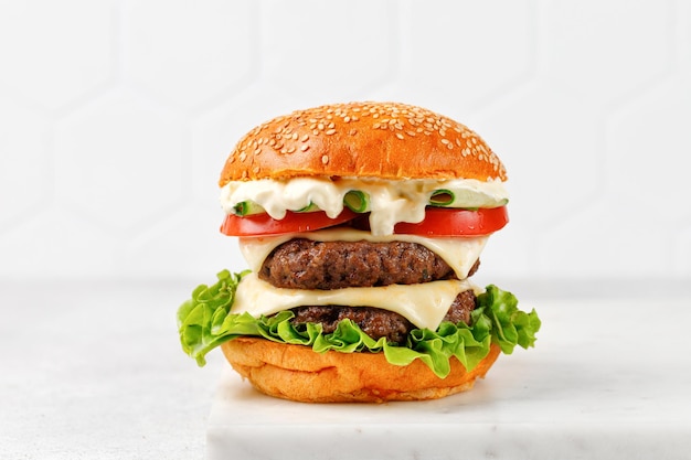 Huisgemaakte gegrilde burger op een sesamzaad broodje met tomatensaus schnitzels mierensla